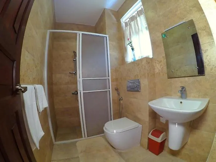 Graceira Inn 니곰보